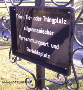 Schild beim Thingplatz im Ambergau