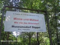 Plakat am Museumsdorf Düppel