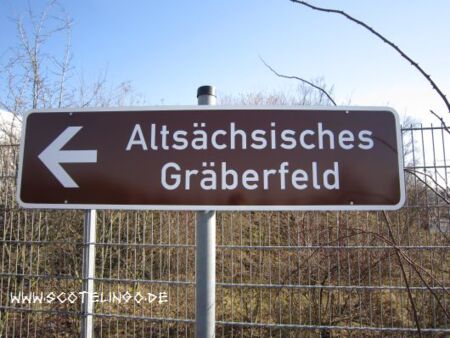 Zum Gräberfeld geht es links lang...