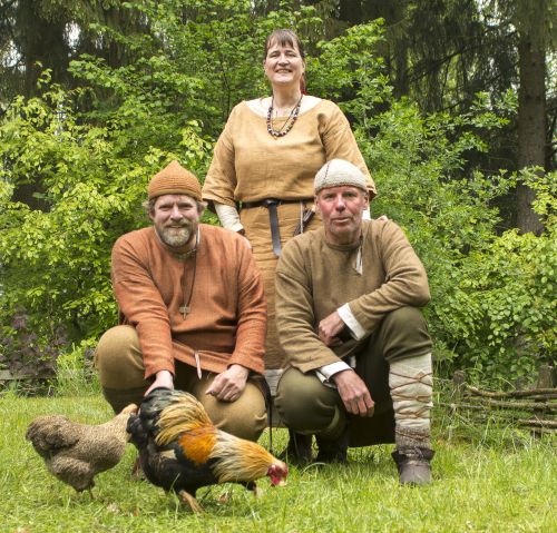 Gruppenbild am Sachsenhaus im AFM Oerlinghausen